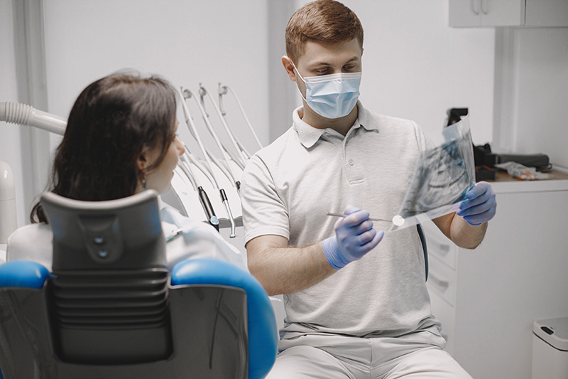 Vrouw komt voor een tandheelkundige röntgenfoto bij de tandarts in amsterdam
