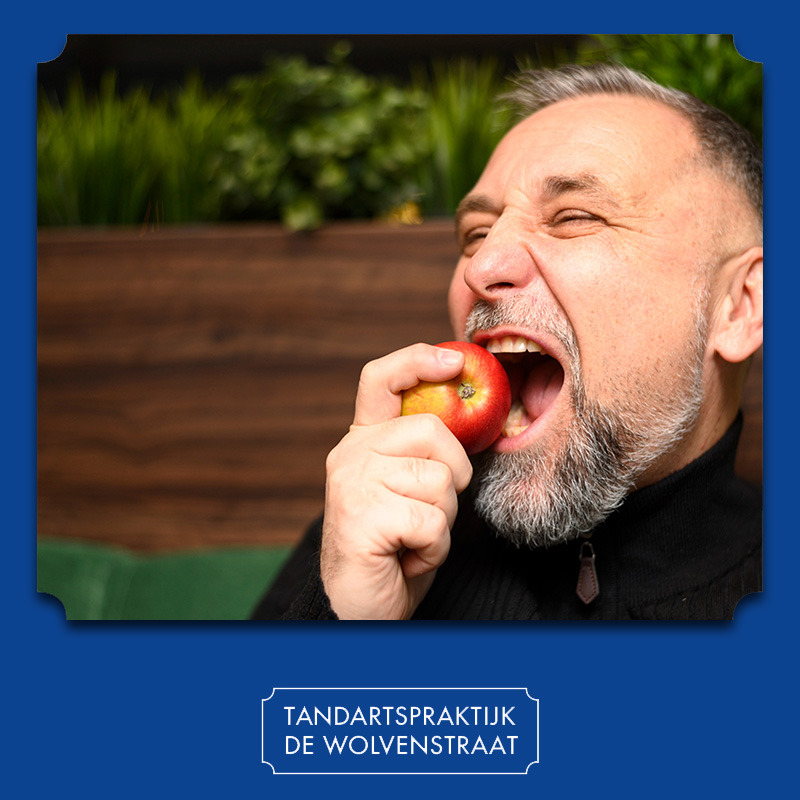 Man eet een appel om zo tanderosie te voorkomen.