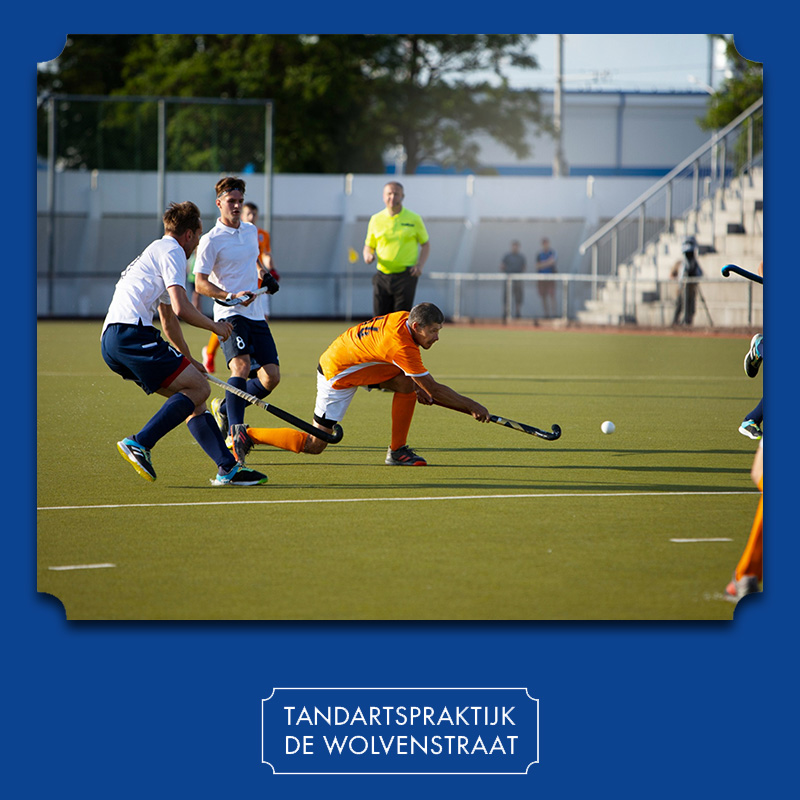 Sporters tijdens het hockyen met gebitsbeschermer in.